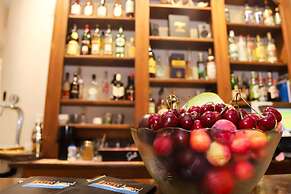 Bastas Hotel & Studios