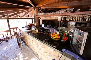 Bastas Hotel & Studios