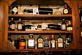 Bastas Hotel & Studios