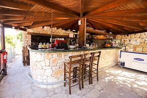 Bastas Hotel & Studios