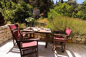 Bastas Hotel & Studios