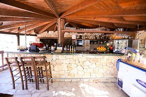 Bastas Hotel & Studios