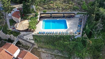 Bastas Hotel & Studios