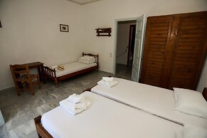 Bastas Hotel & Studios