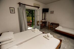 Bastas Hotel & Studios