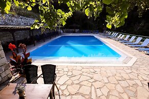 Bastas Hotel & Studios