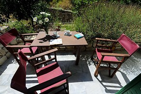 Bastas Hotel & Studios