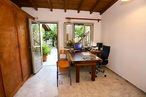 Bastas Hotel & Studios