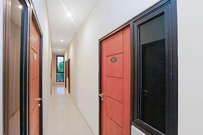 Super OYO Capital O 449 The Colins