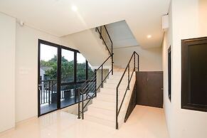 Super OYO Capital O 449 The Colins