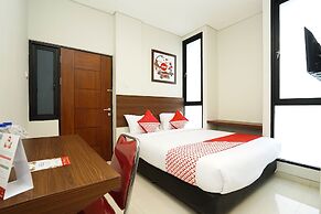 Super OYO Capital O 449 The Colins