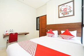 Super OYO Capital O 449 The Colins