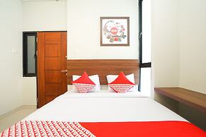 Super OYO Capital O 449 The Colins