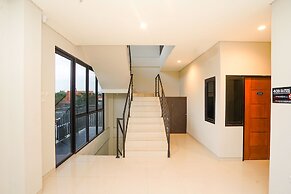 Super OYO Capital O 449 The Colins