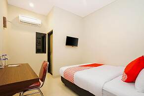 Super OYO Capital O 449 The Colins