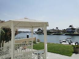 Serviced Waterfront Whole Villa Sydney