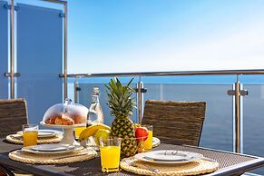 Spacious Beachfront Apartments Tanita