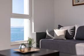 Spacious Beachfront Apartments Tanita