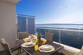 Spacious Beachfront Apartments Tanita