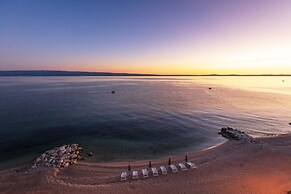 Spacious Beachfront Apartments Tanita