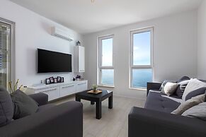 Spacious Beachfront Apartments Tanita