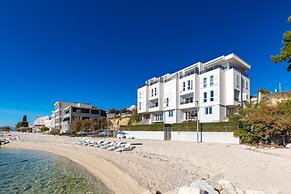 Spacious Beachfront Apartments Tanita