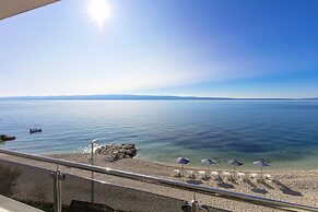 Spacious Beachfront Apartments Tanita