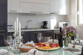 Spacious Beachfront Apartments Tanita