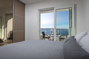 Spacious Beachfront Apartments Tanita