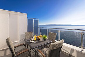 Spacious Beachfront Apartments Tanita