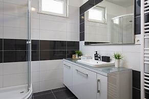 Spacious Beachfront Apartments Tanita