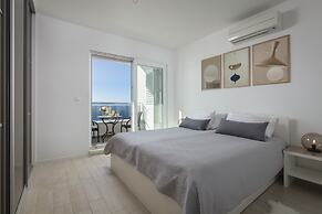 Spacious Beachfront Apartments Tanita