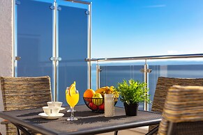 Spacious Beachfront Apartments Tanita