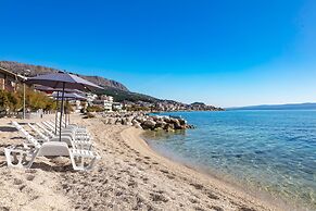 Spacious Beachfront Apartments Tanita