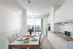 Spacious Beachfront Apartments Tanita