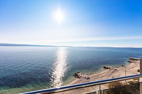 Spacious Beachfront Apartments Tanita