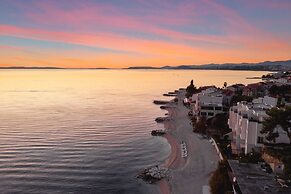 Spacious Beachfront Apartments Tanita