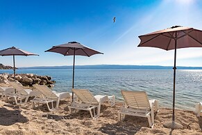 Spacious Beachfront Apartments Tanita