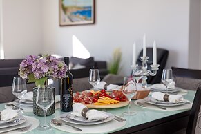 Spacious Beachfront Apartments Tanita