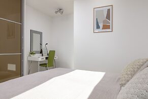 Spacious Beachfront Apartments Tanita