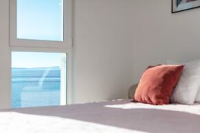 Spacious Beachfront Apartments Tanita