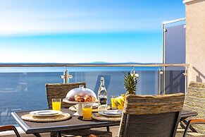 Spacious Beachfront Apartments Tanita