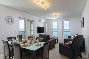 Spacious Beachfront Apartments Tanita