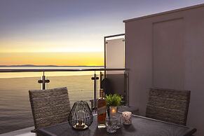 Spacious Beachfront Apartments Tanita