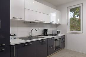 Spacious Beachfront Apartments Tanita