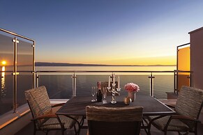 Spacious Beachfront Apartments Tanita