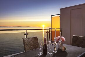 Spacious Beachfront Apartments Tanita