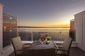 Spacious Beachfront Apartments Tanita