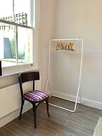 Stylish Maisonette and studio in Victoria