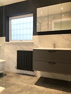 Stylish Maisonette and studio in Victoria